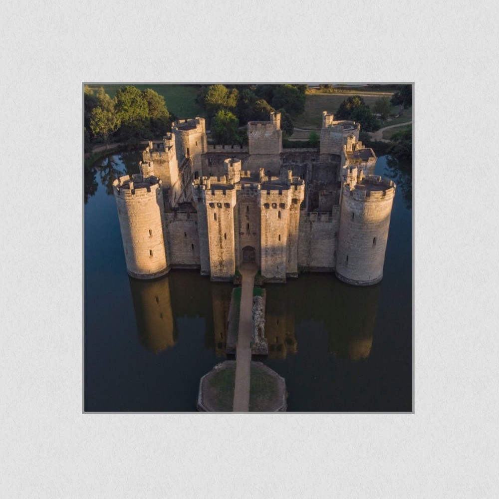 Artikelbild Akustikbild - Bodiam Castle: Eine mittelalterliche Festung in majestätischer Schönheit – Basotect® Schallabsorber im eloxierten Aluminiumrahmen 530x530x55mm