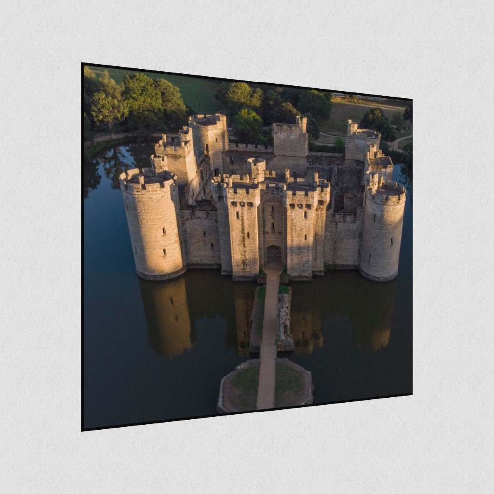 Artikelbild Akustikbild - Bodiam Castle: Eine mittelalterliche Festung in majestätischer Schönheit – Basotect® Schallabsorber im schwarzen Aluminiumrahmen 530x530x55mm