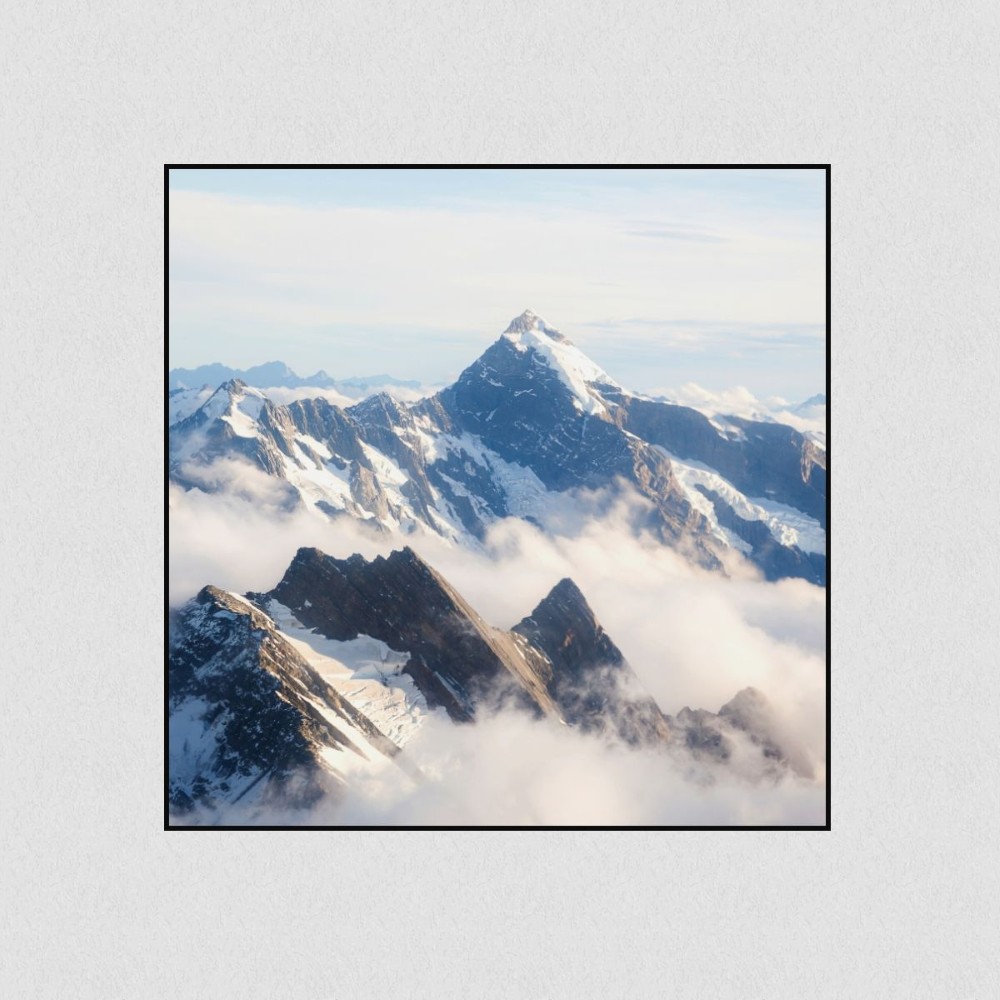 Artikelbild Akustikbild - Die Berge über den Wolken – Basotect® Schallabsorber im schwarzen Aluminiumrahmen 530x530x55mm