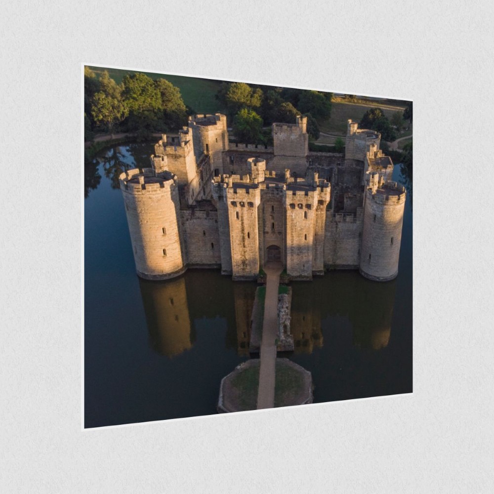 Artikelbild Akustikbild - Bodiam Castle: Eine mittelalterliche Festung in majestätischer Schönheit – Basotect® Schallabsorber im weißen Aluminiumrahmen 530x530x55mm